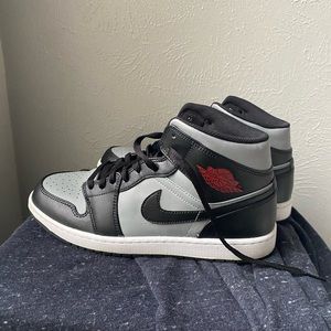 Jordan 1 Retro Mid - Shadow Toe
